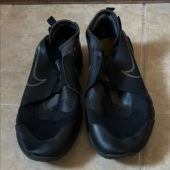 Nike Boys Black Slip-On Athletic Shoes 7Y - Picture 2 of 4